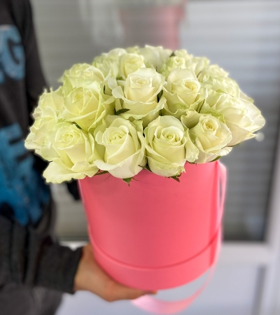 25 роз "Аваланж" (Крым) в шляпной коробке